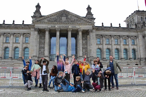 Auch die Schülerinnen und Schüler aus der Klasse 5c der Adolf-Glaßbrenner-Schule in Berlin-Kreuzberg sind im Ohrka-Podcast "Politik für Kinder" zu hören.  © Ohrka e.V. / Michael Schulte